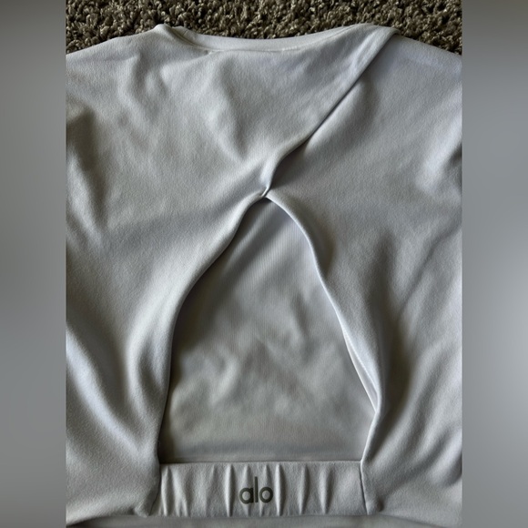 Alo Yoga - Alosoft Cropped Backspin Short Sleeve, White, Small - Picture 4 of 5